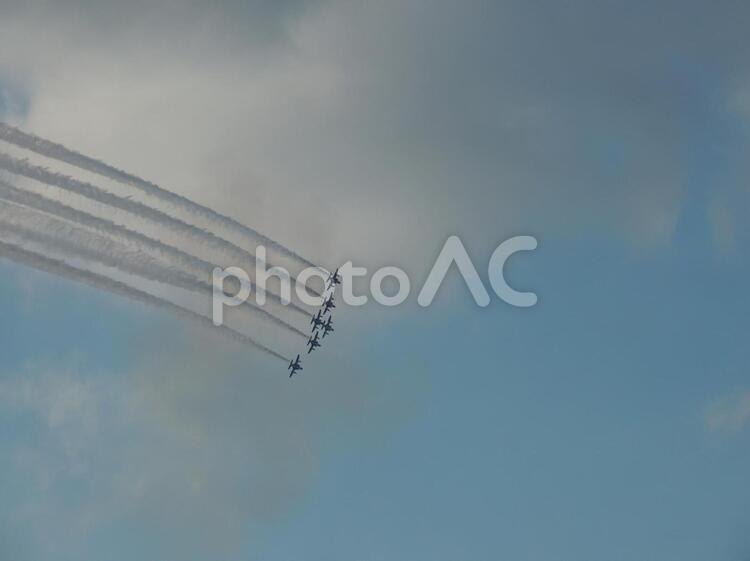 T-4　ブルーインパルス12（Naha/Okinawa） ブルーインパルス,航空ショー,戦闘機の写真素材