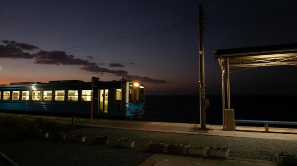 海沿いの夕景の駅と列車 海沿いの夕景の駅と列車 海沿い,夕景,駅の写真素材