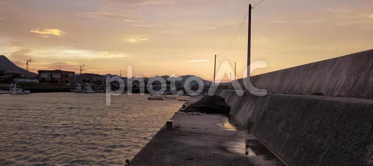 夕焼けの漁港 海,空,夕方の写真素材