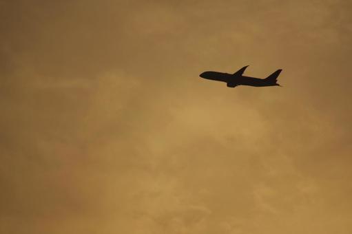 飛行機と夕焼け空 飛行機と夕焼け空 飛行機,夕焼け,旅客機の写真素材