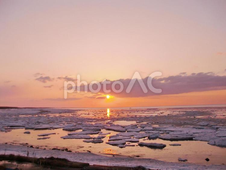 流氷と夕焼け 11月,12月,1月の写真素材