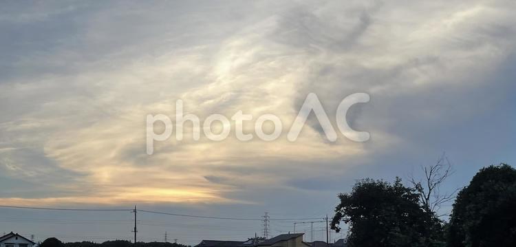 煙撒く雲は地上を眺める 空,雲,木の写真素材
