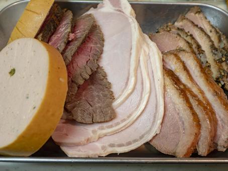 仕込みの時間 ― おせちの洋風肉料理たち おせち準備,洋風おせち,正月料理の写真素材