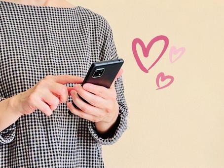 スマホとハートと女性 スマホとハートと女性 女性,スマホ,ハートの写真素材