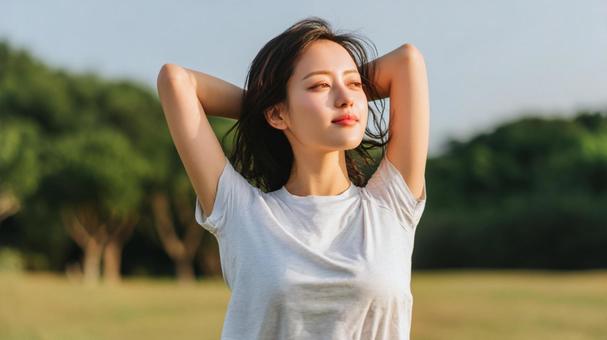夏の公園で健康的にリラックスする女性 夏の公園で健康的にリラックスする女性の写真
