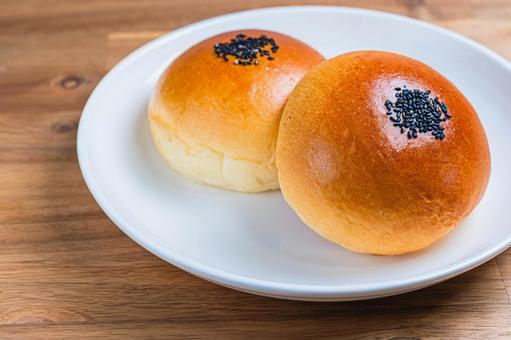 白皿にのったあんぱん 白皿にのったあんぱん あんぱん,菓子パン,和菓子の写真素材