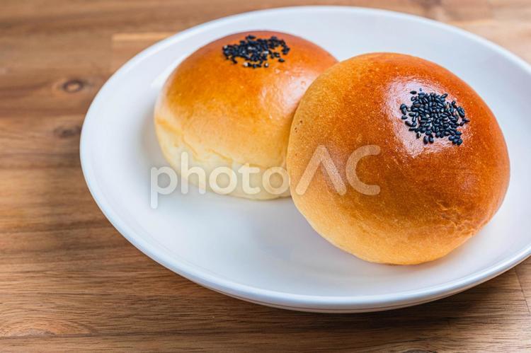 白皿にのったあんぱん あんぱん,菓子パン,和菓子の写真素材
