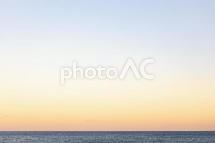 夕暮れの海辺で 夕焼け,海,海岸の写真素材
