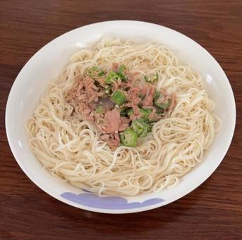 素麺と本つゆにオクラとツナ缶のぶっ掛け2 素麺と本つゆにオクラとツナ缶のぶっ掛け2の写真