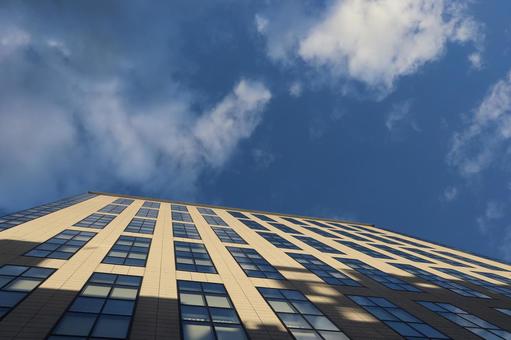 青空と白い雲とビルを見あげだ風景 青空,白い,雲の写真素材