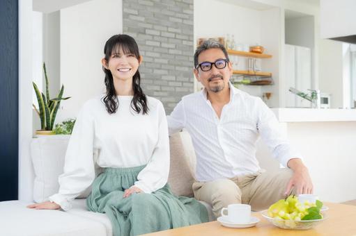 リビングでくつろぐミドルの夫婦 夫婦,家族,ミドルの写真素材
