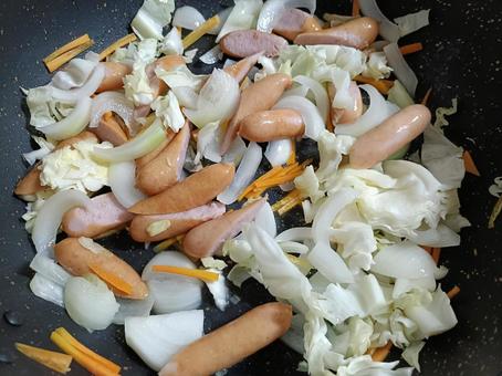 ウインナーと野菜炒め ウインナーと野菜炒め 玉ねぎ,にんじん,キャベツの写真素材