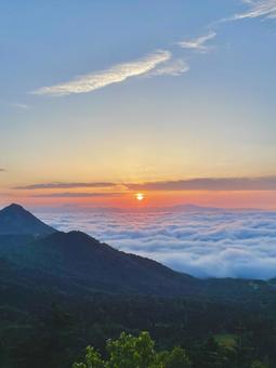 Sea of clouds and sunset mountain scenery, JPG