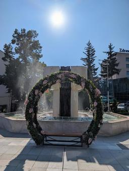 噴水とベンチの写真