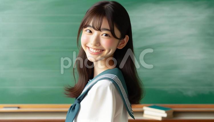 女子学生の背景は黒板 黒板,教室,ブラックボードの写真素材