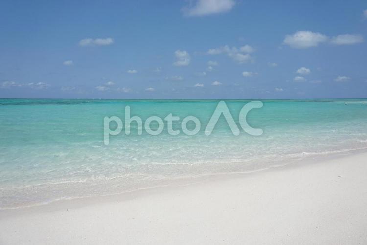 白い砂とエメラルドグリーンの海 エメラルドグリーン,海,ビーチの写真素材