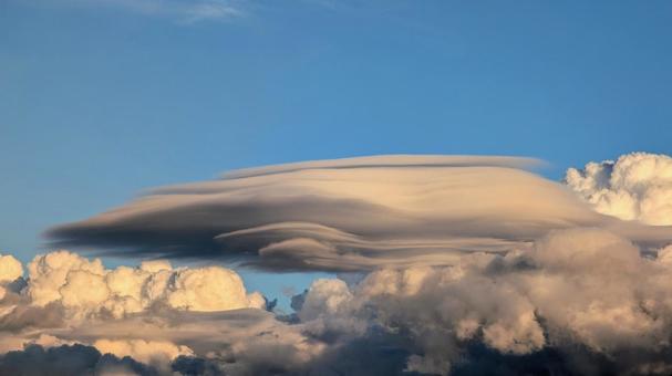 レンズ雲 レンズ雲の写真