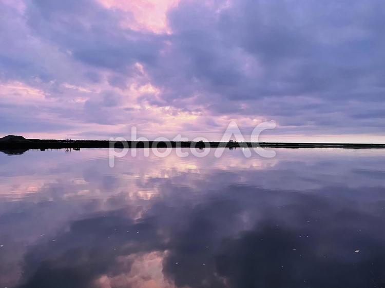 日暮れ前の海 海,空,風景の写真素材