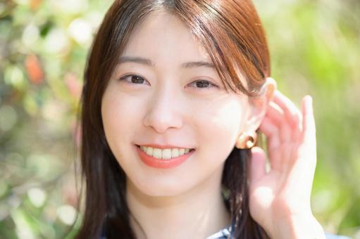 公園で微笑む女性 公園で微笑む女性 女性,人物,日光浴の写真素材