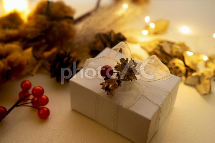 クリスマスの飾りとプレゼント クリスマス,松ぼっくり,飾りの写真素材