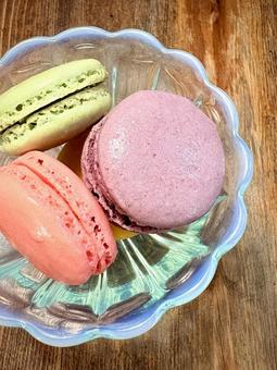 器に盛り付けたマカロン 04 器に盛り付けたマカロン 04 マカロン,macaron,スィーツの写真素材