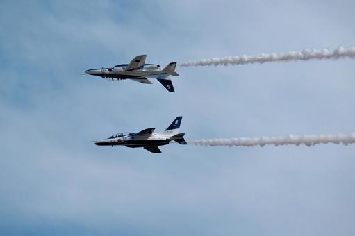 ブルーインパルス　展示飛行　カリプソの写真