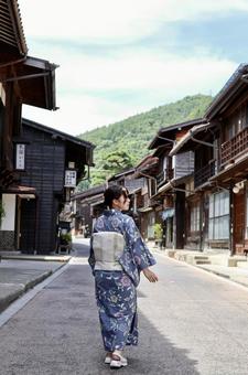 浴衣で街歩き 浴衣で街歩き 浴衣,着物,和服の写真素材