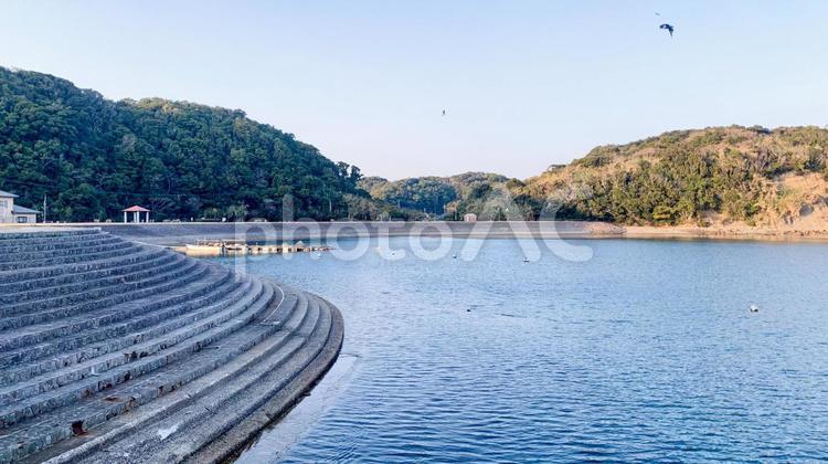 魚見崎海岸の穏やかな海と島々 魚見崎,海岸,風景の写真素材