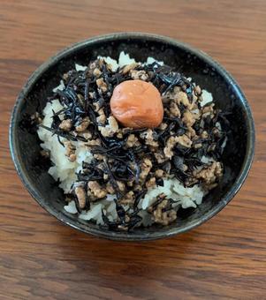 ご飯に挽肉ひじきそぼろと紫蘇漬け梅干し ご飯に挽肉ひじきそぼろと紫蘇漬け梅干しの写真