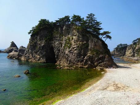 笹川流れの眼鏡岩 笹川流れの眼鏡岩 笹川流れ,眼鏡岩,エメラルドグリーンの写真素材