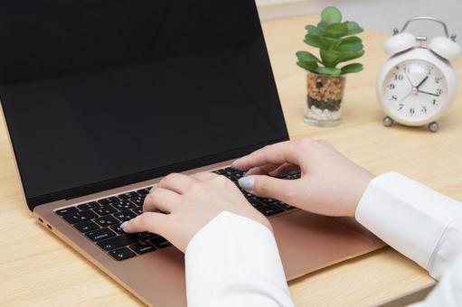 パソコン操作 ビジネス,パソコン,手元の写真素材