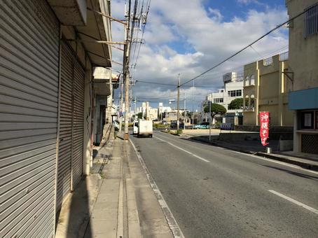 ラウンドアバウト前の道路(糸満ロータリー ラウンドアバウト前の道路(糸満ロータリー 糸満ロータリー,ラウンドアバウト,交差点の写真素材