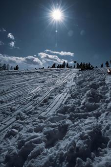 雪山と太陽の光 雪山と太陽の光 雪山,冬,太陽の写真素材