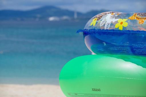 浮き輪と海 浮き輪と海 ブルー,鮮やか,沖縄の写真素材