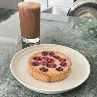 チェリーのタルトとアイスティー チェリーのタルトとアイスティー タルト,ケーキ,クラフティの写真素材