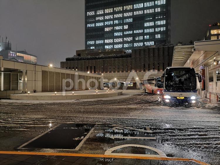 雪のバスタ新宿　バスのりば 道路,夜景,クリスマスの写真素材