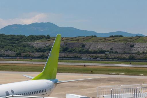 夏の日に長崎空港へ着陸する航空機 夏の日に長崎空港へ着陸する航空機 飛行機,航空機,旅客機の写真素材