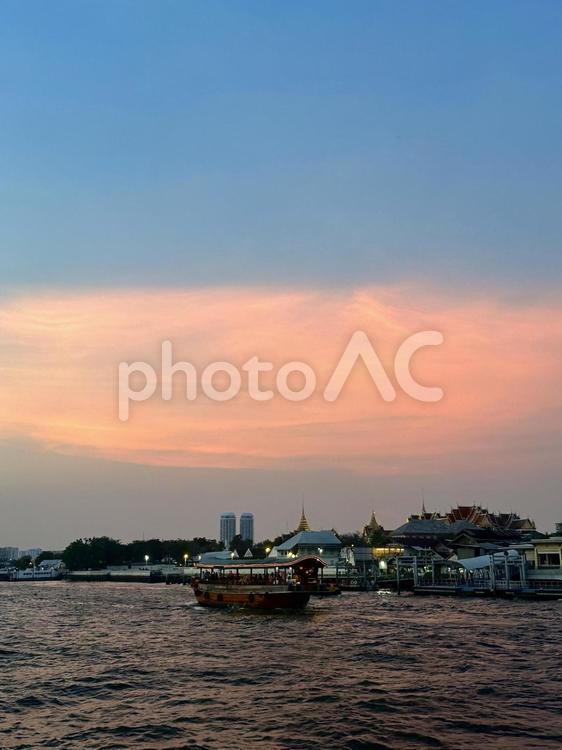 タイの夕焼け 夕焼け,夕陽,川の写真素材