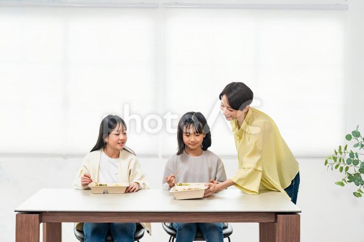 お弁当を差し出す女性 家族,食事,子どもの写真素材