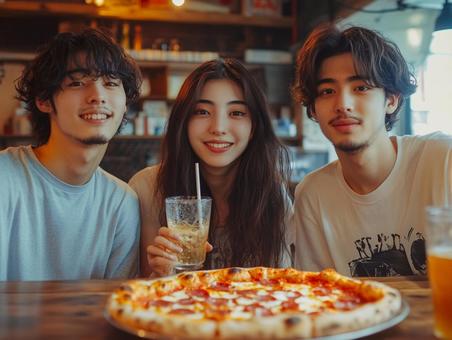 ピザパーティをする若者達 ピザパーティをする若者達の写真