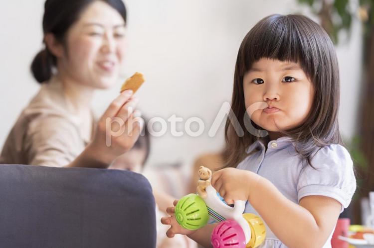おもちゃで遊ぶ女の子とママ 子供,おもちゃ,ママの写真素材