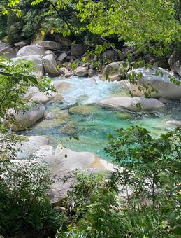 岩と清流が美しい渓川 岩と清流が美しい渓川の写真