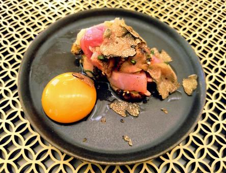 鶏肉のユッケとトリュフ 鶏肉,ユッケ,トリュフの写真素材