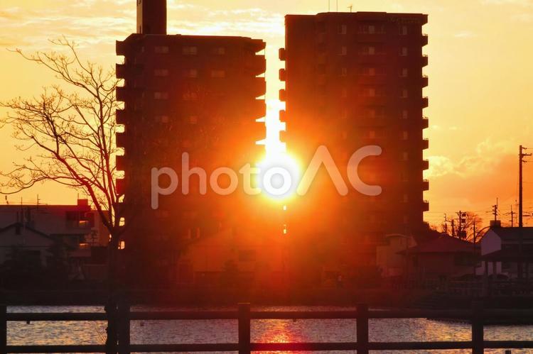 ２月上旬のマンションの間からの朝日 背景,朝日,朝焼けの写真素材