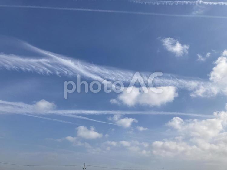 夏の青空　飛行機雲 青空,雲,飛行機雲の写真素材