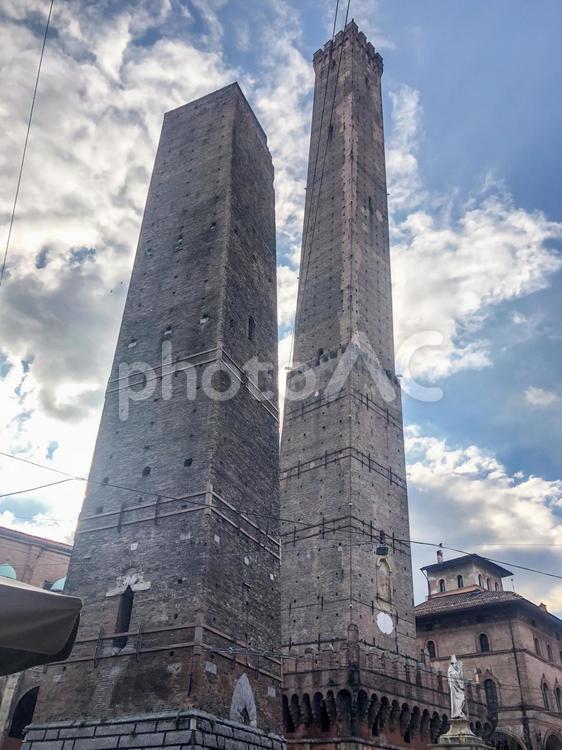 イタリア　ボローニャの斜塔 イタリア,ボローニャ,街並みの写真素材