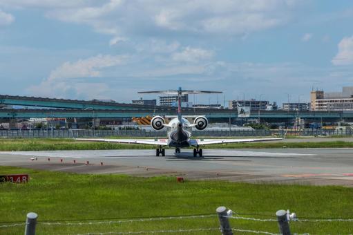 福岡空港から夏空へ飛び立つ航空機 福岡空港から夏空へ飛び立つ航空機 飛行機,航空機,旅客機の写真素材