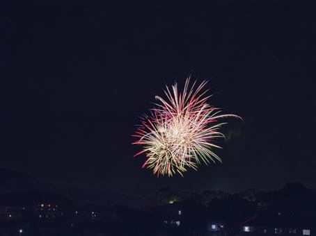 夜空に咲く小さな花火 夜空に咲く小さな花火の写真