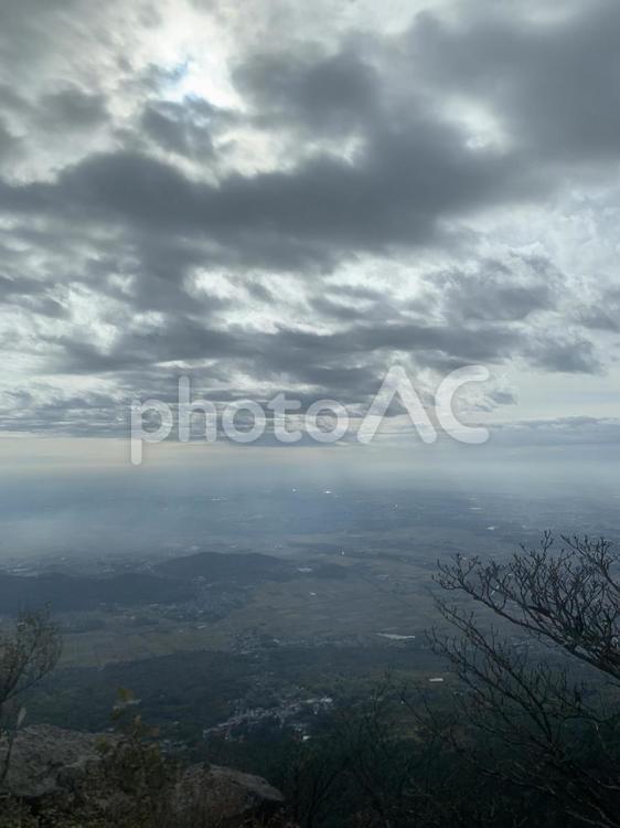 厚い雲の隙間から光が降り注ぐ山頂の景色 山,雲間,光の写真素材