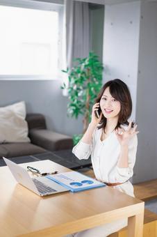 仕事の電話をする若い女性 仕事の電話をする若い女性 若い,受付,電話の写真素材